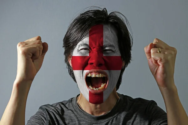 Retrato Alegre Homem Com Bandeira Inglaterra Pintada Seu Rosto Fundo — Fotografia de Stock