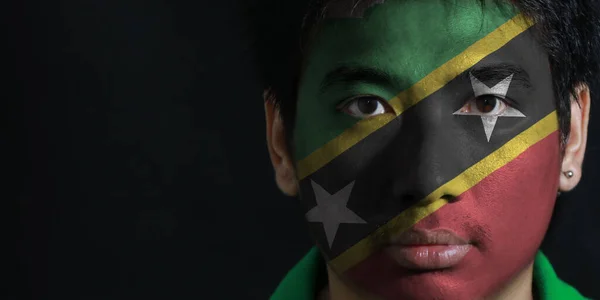 Yüzünde Saint Kitts Nevis Bayrağı Olan Bir Adamın Portresi Siyah — Stok fotoğraf