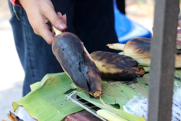 Thai Style Mais Intero Alla Griglia Mano Sulla Foglia Banana — Foto Stock