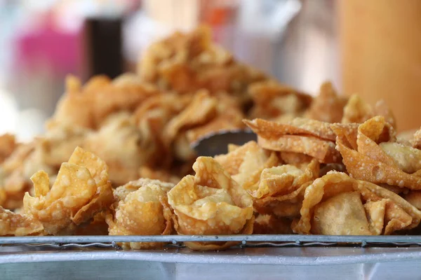 Pilha Bolinhos Chineses Crocantes Fritos Grelha Para Venda — Fotografia de Stock