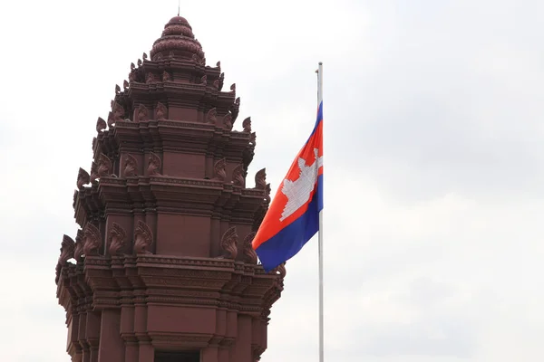 Флаг Камбоджи Памятник Независимости Пномпене Башня Стиле Ангкор Построен 1958 — стоковое фото