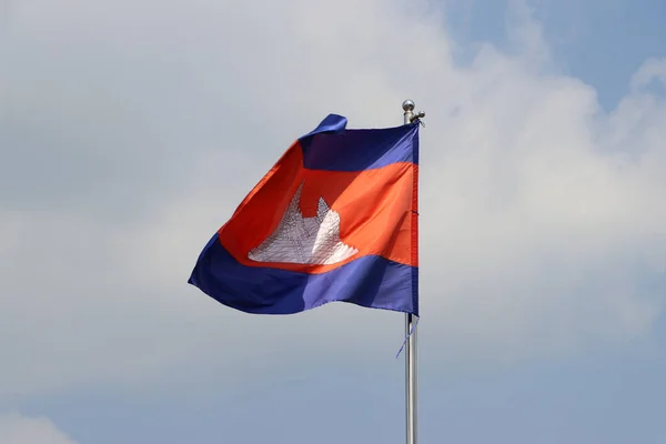 Государственный Флаг Камбоджи Ярко Голубом Фоне Неба Унесенный Ветром Камбоджа — стоковое фото