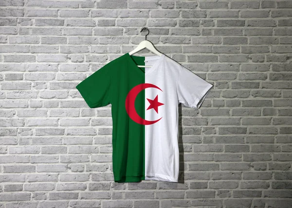 Прапор Алжиру Сорочці Висить Стіні Цегляними Шпалерами Білосніжка Зеленого Білого — стокове фото