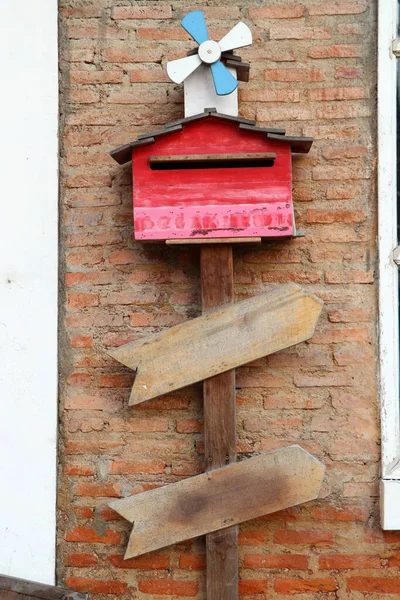 Červená Dřevěná Poštovní Schránka Pod Malou Větrnou Turbínou Cihlové Zdi — Stock fotografie