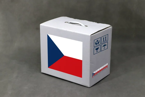 白盒上的捷克国旗和标志脆弱的国旗条形码 捷克共和国出口贸易的概念 用于放置产品的纸包装 — 图库照片