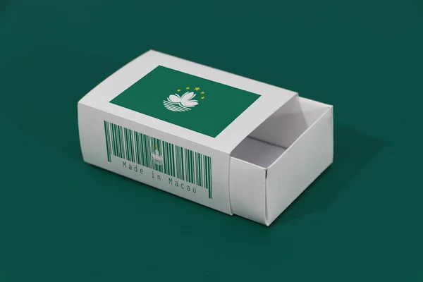 白盒上的澳门国旗有条形码和绿色背景上的国旗颜色 纸包装适合搭配或产品 澳门出口贸易的概念 — 图库照片
