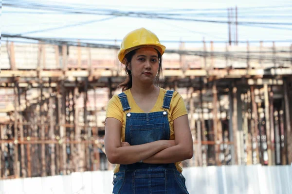 Γυναίκα Πολιτικός Μηχανικός Αρχιτέκτονας Κίτρινο Κράνος Στέκεται Και Αγκαλιάζει Στήθος — Φωτογραφία Αρχείου