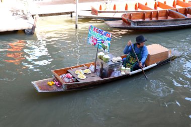 Damnoen Saduak, Ratchaburi, Tayland - 31 Aralık 2018: Damnoen Saduak yüzen marketindeki kanalda hindistan cevizi satıcısı ile dondurma.