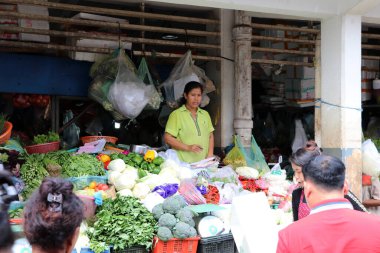 Phnom Penh, Kamboçya, 4 Şubat 2019: Merkez Market 'te sebze satıcısı, sayısız ürün tezgahı olan büyük bir pazar.