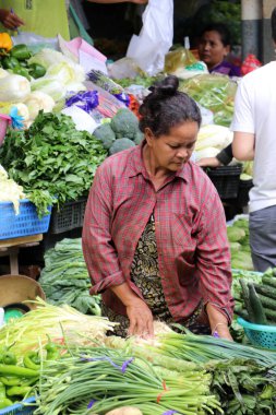 Phnom Penh, Kamboçya, 4 Şubat 2019: Merkez Market 'te sebze satıcısı, sayısız ürün tezgahı olan büyük bir pazar.