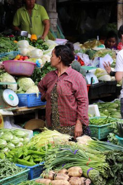Phnom Penh, Kamboçya, 4 Şubat 2019: Merkez Market 'te sebze satıcısı, sayısız ürün tezgahı olan büyük bir pazar.
