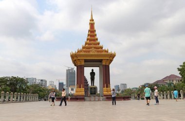 Phnom Penh, Kamboçya, 4 Şubat 2019: Preah Borom Ratanak Kaudh Anıt Heykeli, bakırdan yapılmıştır ve Bağımsızlık Anıtı 'nın doğusundaki bir parka yerleştirilmiştir..