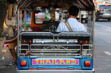 Bangkok, Tayland - 18 Şubat 2019: Taksi olarak kullanılan üç tekerlekli motorlu aracında oturan adam sürücünün arkası. Sampheng ticaret kasabasında yol kenarında yolcuları beklemek için..