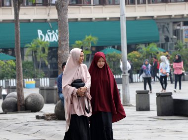 Jakarta, Endonezya 6 Mayıs 2019: Cakarta 'daki Fatahillah Meydanı' nda yürüyen iki Müslüman kadın.