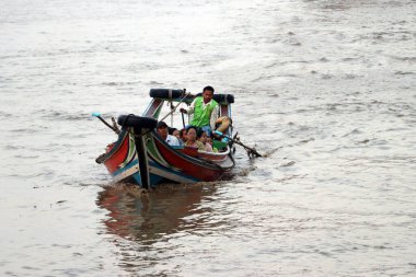Yangon, Myanmar, 24 Şubat 2019: Myanmar geleneksel feribotu Yangon nehrinde sabah saatlerinde yolcularla birlikte.