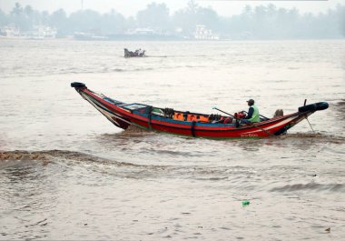 Yangon, Myanmar, 24 Şubat 2019: Myanmar geleneksel feribotu Yangon nehrinde sabah saatlerinde yolcularla birlikte.