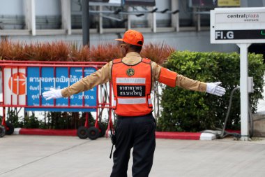 Bangyai, Nonthaburi, Tayland-11 Ağustos 2019: Central Plaza Westgate alışveriş merkezinin girişindeki yolda gönüllü trafik kontrolü.
