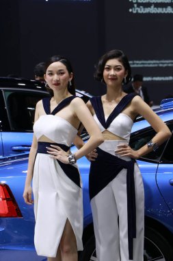 Nonthaburi, Tayland, 06 Aralık 2019: Tayland Uluslararası Otomobil Fuarı 2019 'da Volvo otomobil standını ilgi odağı yapan iki güzel Asya pazarlaması. 