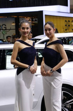 Nonthaburi, Tayland, 06 Aralık 2019: Tayland Uluslararası Otomobil Fuarı 2019 'da Volvo otomobil standını ilgi odağı yapan iki güzel Asya pazarlaması. 