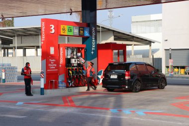 Nakhon Pathom, Tayland - 24 Ocak 2020 Caltex benzin istasyonunun personel yakıt ikmali, siyah arabaya benzin doldurma.