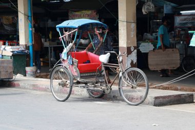 Pathumthani, Tayland - 29 Mayıs 2020: Üç tekerlekli bisiklet yol kenarına park edildi.