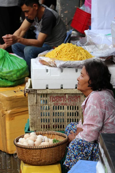 Phnom Penh Camboja Fevereiro 2019 Vendedor Ovos Mercado Central Grande — Fotografia de Stock