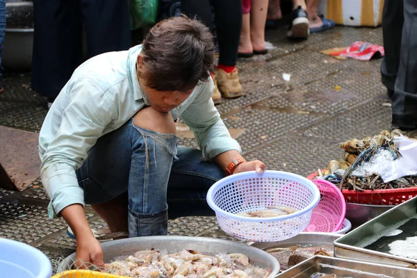 Phnom Penh Camboja Fevereiro 2019 Homem Pegando Camarão Para Cesta — Fotografia de Stock