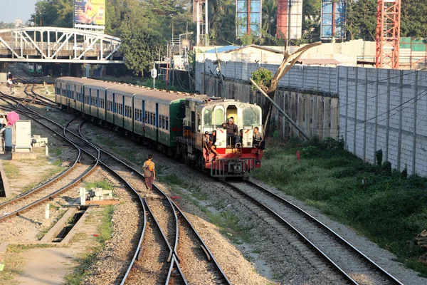 Yangon Myanmar Şubat 2019 Tren Raylarda Ilerliyor Insanlar Yangon Daki — Stok fotoğraf