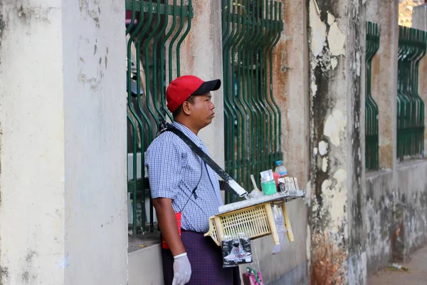 Yangón Myanmar Febrero 2019 Vendedor Ambulante Quids Betel Macho Myanmar —  Fotos de Stock