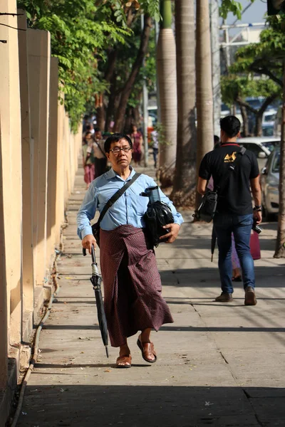 Yangon Myanmar Febrero 2019 Myanmar Male Walking Walkway Morning Yangon —  Fotos de Stock