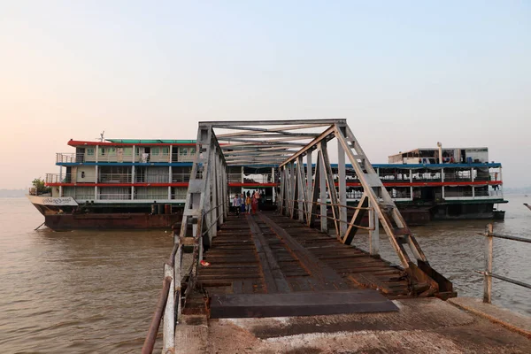 Yangón Myanmar Febrero 2019 Gran Barco Pasajeros Atracado Puente Del — Foto de Stock