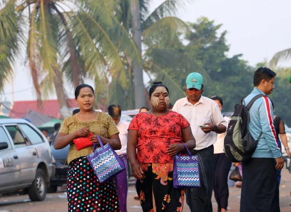 Yangón Myanmar Febrero 2019 Una Mujer Myanmar Con Thanakha Polvo —  Fotos de Stock