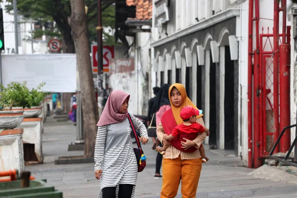 Yakarta Indonesia Mayo 2019 Una Mujer Musulmana Indonesia Lleva Niños —  Fotos de Stock