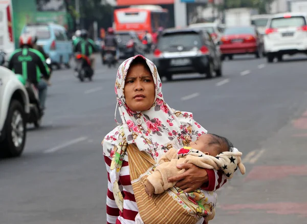 Yakarta Indonesia Mayo 2019 Una Mujer Musulmana Indonesia Lleva Niños —  Fotos de Stock