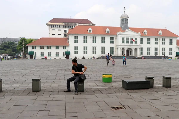 Yakarta Indonesia Mayo 2019 Edificio Colonial Holandés Con Gente Sentada — Foto de Stock