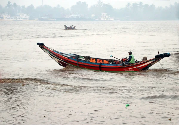 Yangon, Myanmar, 24 Şubat 2019: Myanmar geleneksel feribotu Yangon nehrinde sabah saatlerinde yolcularla birlikte.