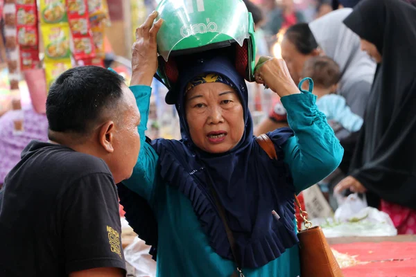 Yakarta Indonesia Mayo 2019 Ama Casa Musulmana Indonesia Con Velo —  Fotos de Stock