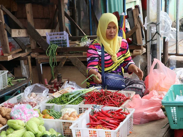 Jakarta Indonésie Května 2019 Indonéské Muslimky Prodávají Zeleninu Závojem Prodávají — Stock fotografie
