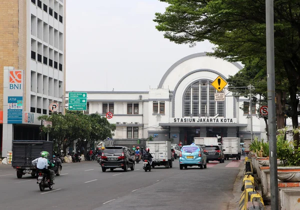 Yakarta Indonesia Mayo 2019 Tráfico Carretera Lada Frente Estación Tren — Foto de Stock