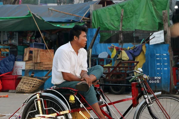 2019年2月21日 缅甸仰光 缅甸男子骑自行车三轮车在仰光市场等候乘客 — 图库照片