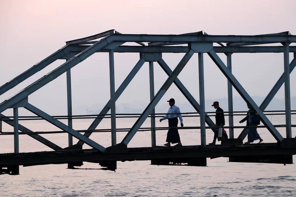 Yangón Myanmar Feb 2019 Gente Que Cruza Puente Con Fondo — Foto de Stock