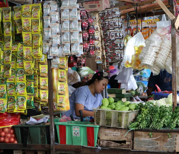 Jakarta, Endonezya 6 Mayıs 2019: Endonezyalı kadın sokak satıcısı, Jakarta 'daki yeni markette bakkalında oturuyor..
