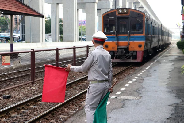 Tren Subayı Tren Perona Inerken Yolcular Insanlar Için Güvenlik Önlemlerini — Stok fotoğraf