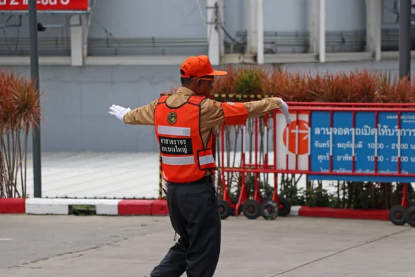 Bangyai, Nonthaburi, Tayland-11 Ağustos 2019: Central Plaza Westgate alışveriş merkezinin girişindeki yolda gönüllü trafik kontrolü.