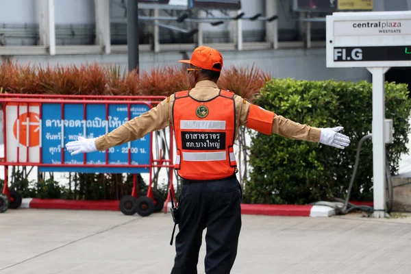 Bangyai, Nonthaburi, Tayland-11 Ağustos 2019: Central Plaza Westgate alışveriş merkezinin girişindeki yolda gönüllü trafik kontrolü.