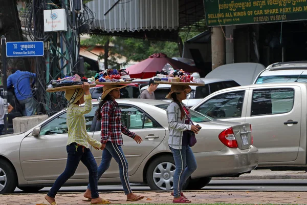 Phnom Penh Camboya Agosto 2019 Vendedoras Ambulantes Camboyanas Ponen Cesta —  Fotos de Stock