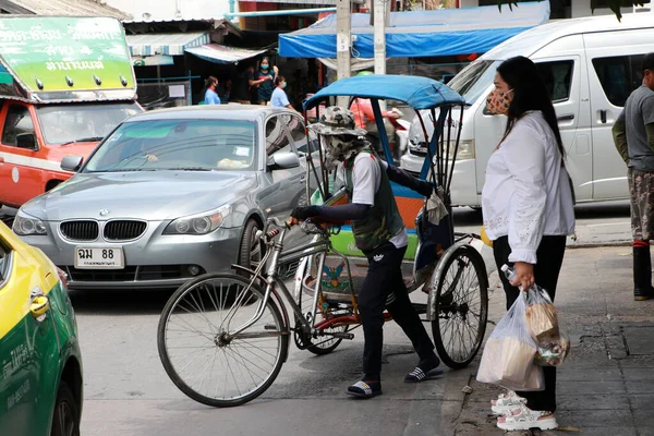 Nonthaburi Tailandia Mayo 2020 Hombre Alquiler Triciclos Con Desgaste Higiénico —  Fotos de Stock