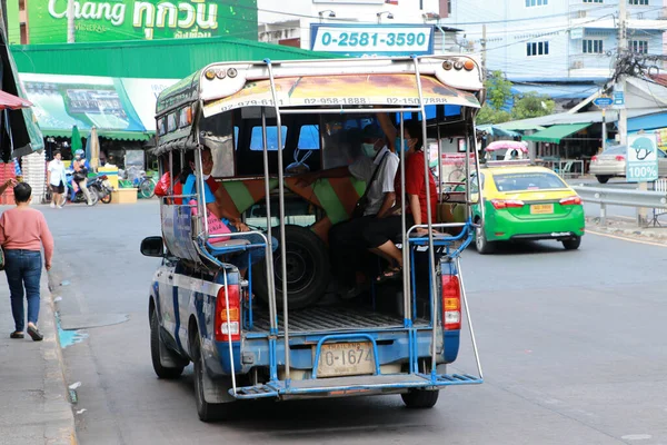 Pathumthani, Tayland - 29 Mayıs 2020: Hackney minibüsü yolda durup yolcuları bekliyor.