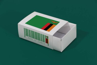 Barkodlu beyaz kutuda Zambiya bayrağı ve yeşil arka planda ulus bayrağı, eşleştirme veya ürünler için kağıt ambalaj. Zambiya 'dan ihracat ticareti kavramı.