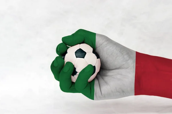 Mini Bal Van Voetbal Italië Vlag Geschilderd Hand Witte Achtergrond — Stockfoto